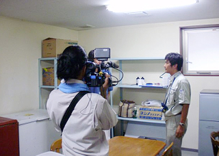 テレビ朝日/スーパーJチャンネル 無事に調査を終えて、調査結果を報告するニオイ刑事。