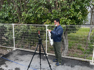 敷地境界で臭気採取の様子